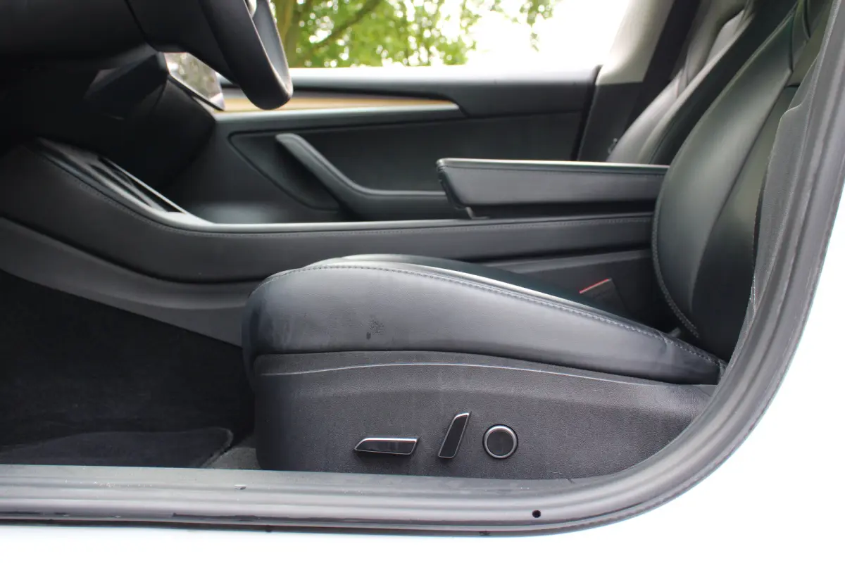 Standard RWD Plus 60 kWh | STOELVERWARMING | ALL SEASON | ELEKTR. STOEL INCL. MEMORY | PANORAMADAK | PARK SENS V+A | LEDER | CLIMA