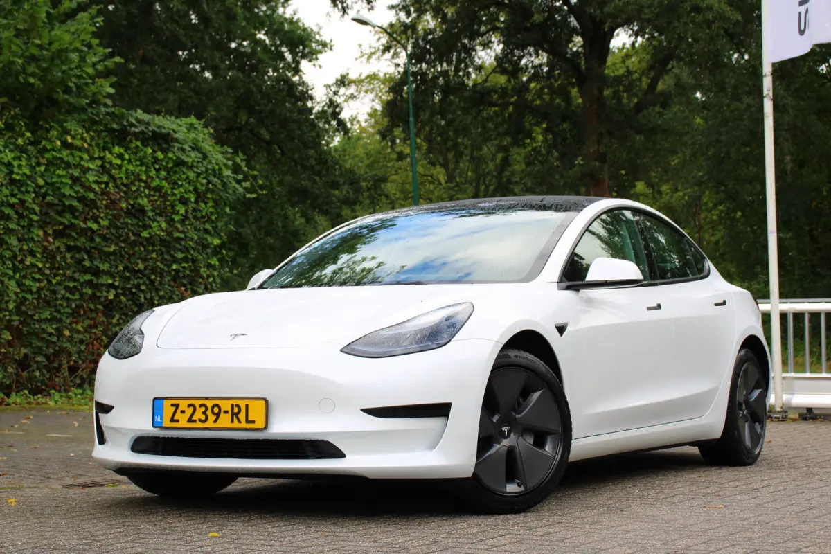 Standard RWD Plus 60 kWh | STOELVERWARMING | ALL SEASON | ELEKTR. STOEL INCL. MEMORY | PANORAMADAK | PARK SENS V+A | LEDER | CLIMA