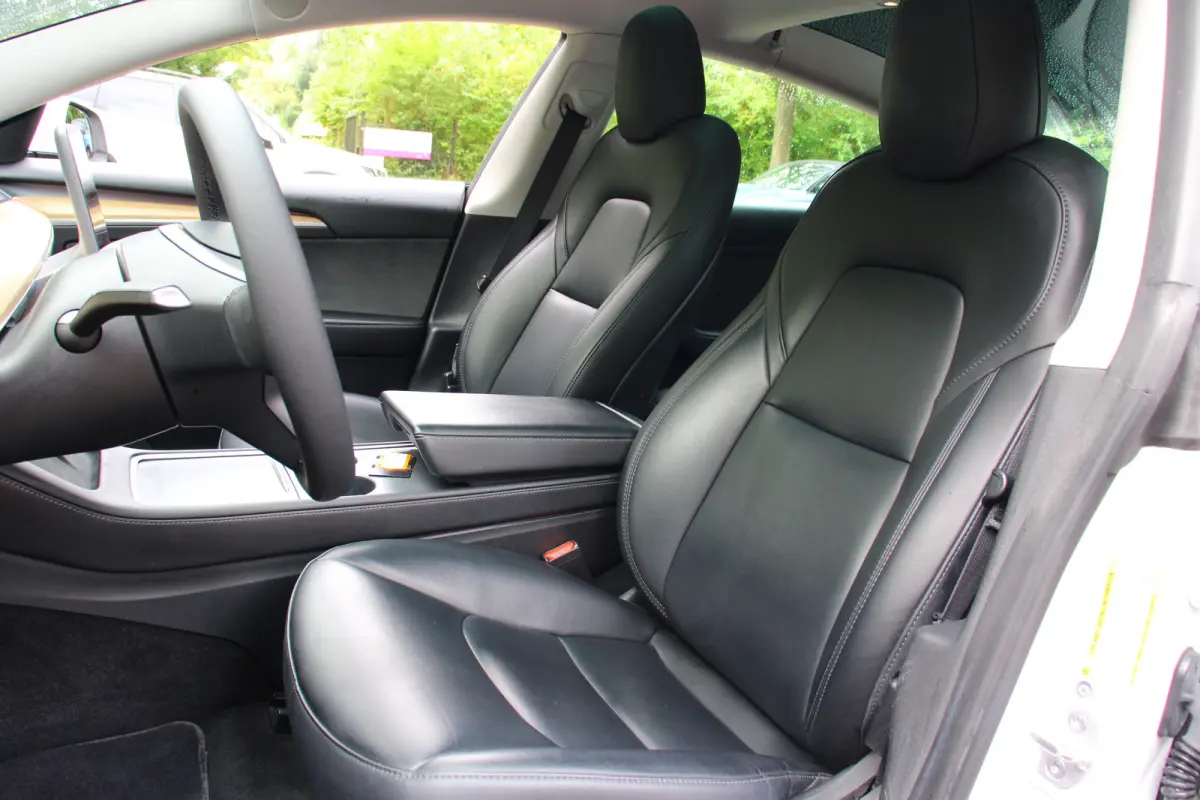 Standard RWD Plus 60 kWh | STOELVERWARMING | ALL SEASON | ELEKTR. STOEL INCL. MEMORY | PANORAMADAK | PARK SENS V+A | LEDER | CLIMA