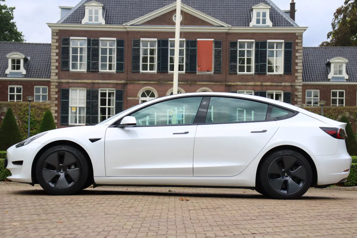 Standard RWD Plus 60 kWh | STOELVERWARMING | ALL SEASON | ELEKTR. STOEL INCL. MEMORY | PANORAMADAK | PARK SENS V+A | LEDER | CLIMA