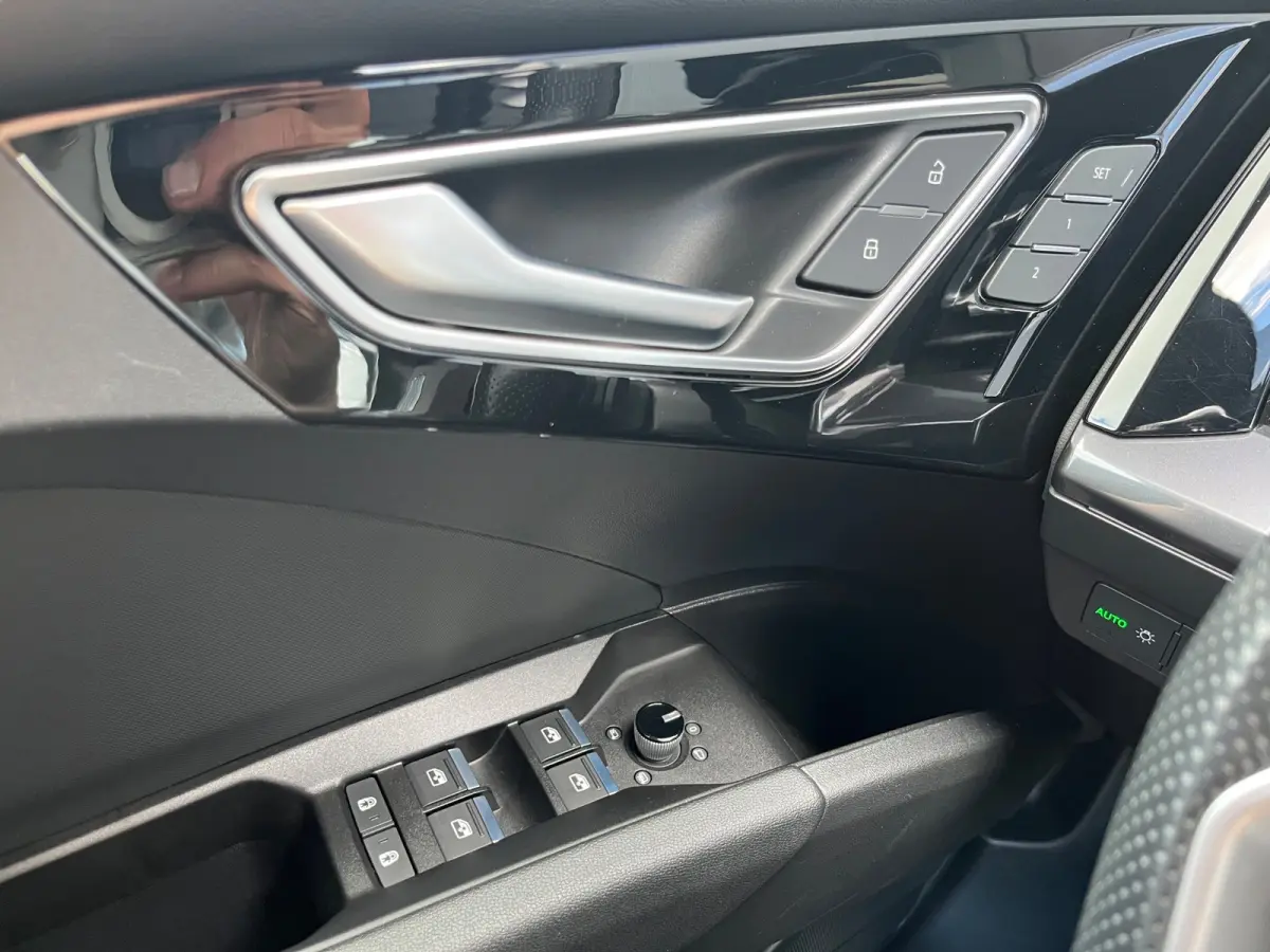 40 Launch edition S-Line Competition 77 kWh NL.Auto/SOH 95.5%/20Inch/Full led/Leder/1Ste Eigenaar