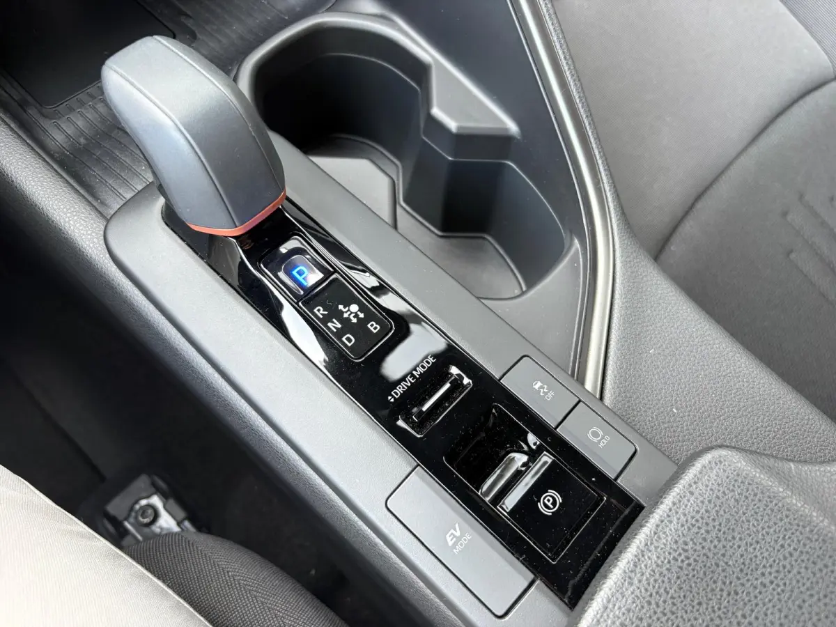 1.8 Hybrid 140PK First Edition Bi-Tone/Winter-pack/Gr.-navigatie/Elektr.klep/Camera/Adapt.-cruise