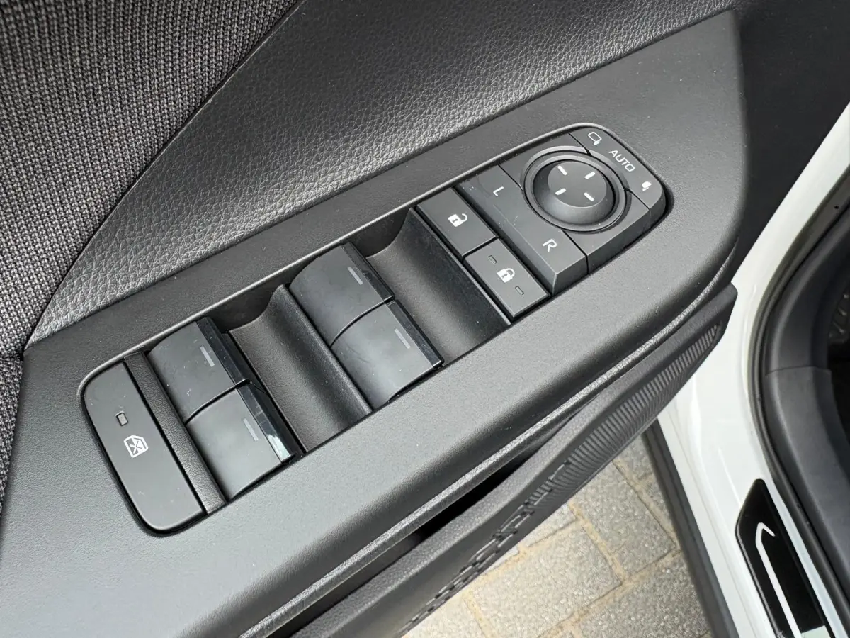 1.8 Hybrid 140PK First Edition Bi-Tone/Winter-pack/Gr.-navigatie/Elektr.klep/Camera/Adapt.-cruise