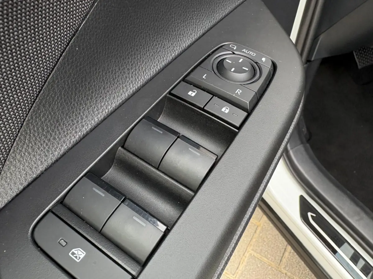 1.8 Hybrid 140PK First Edition Bi-Tone/Winter-pack/Gr.-navigatie/Elektr.klep/Camera/Adapt.-cruise