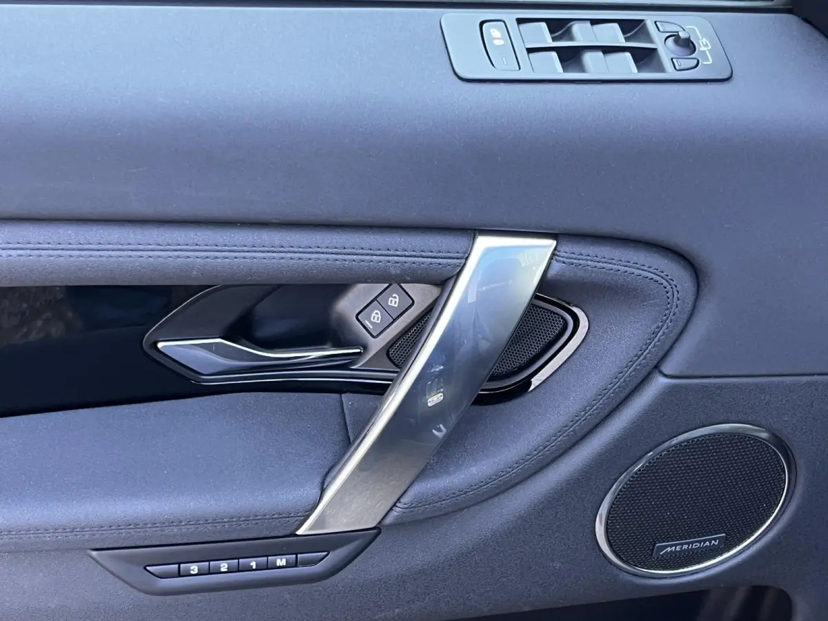 P300e 1.5 R-Dynamic SE | NL Auto/1e Eig./Voll.Historie/Pano.Dak/Navi/Camera/Leder/Afn.Trekhaak/Apple Carplay-Android Auto
