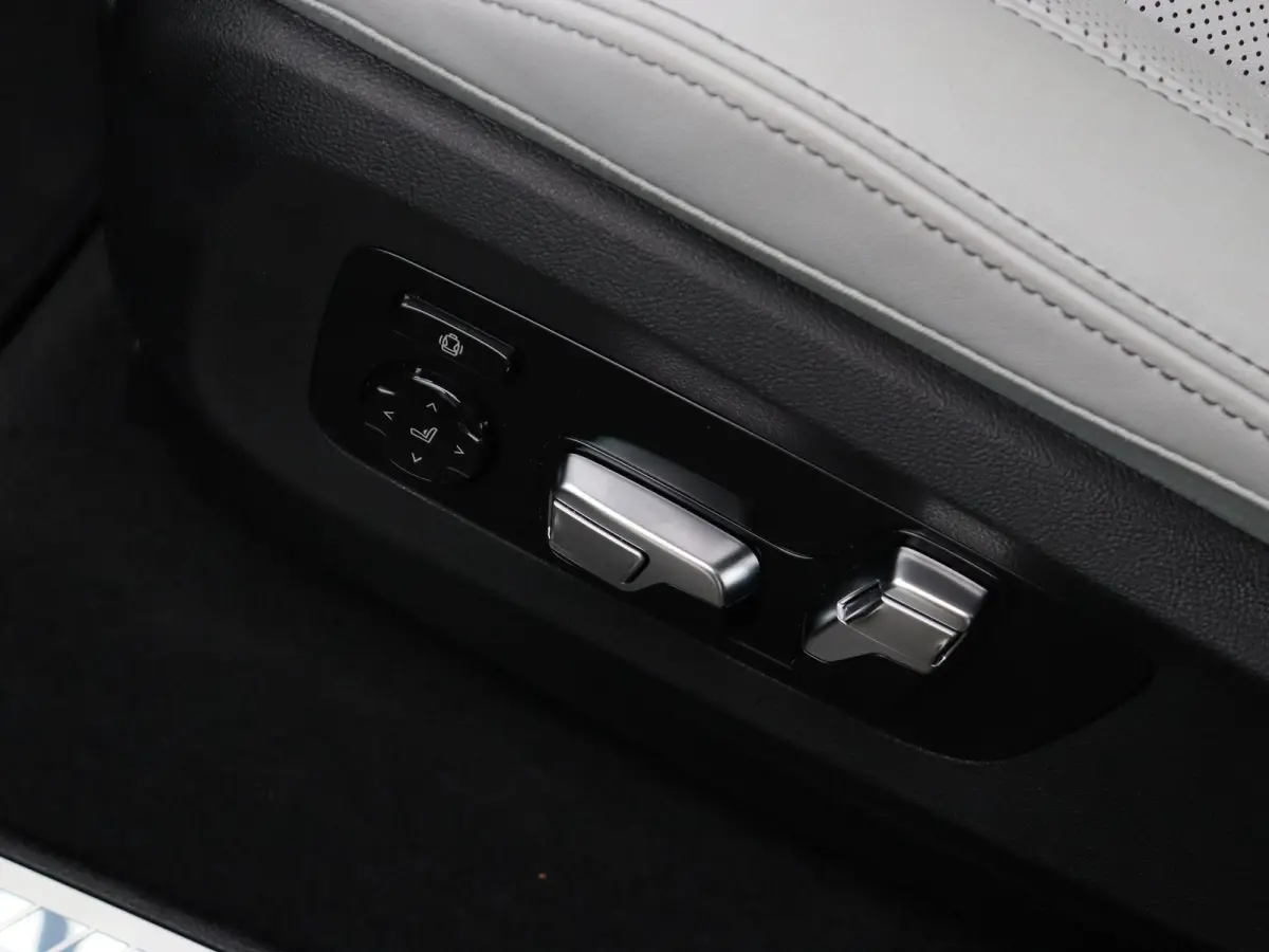 xDrive50e M Sportpakket Pro | Travel Pack | Innovation Pack | Comfort Pack | Soft CLose | Comfort Pack | Trekhaak | Panoramadak GlasLounge | Comfortstoelen | Driving Assistant Professional |