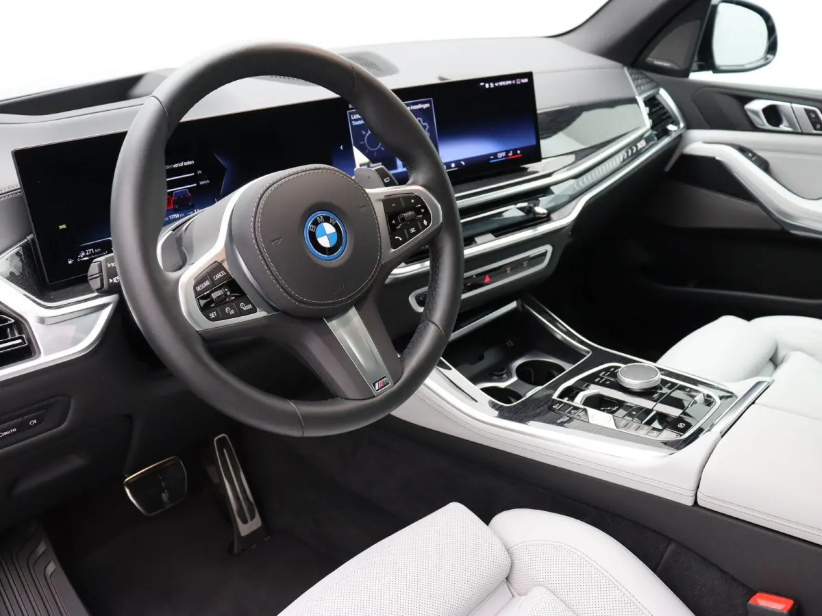 xDrive50e M Sportpakket Pro | Travel Pack | Innovation Pack | Comfort Pack | Soft CLose | Comfort Pack | Trekhaak | Panoramadak GlasLounge | Comfortstoelen | Driving Assistant Professional |