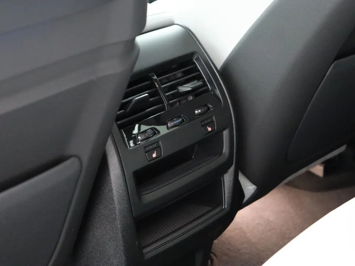 xDrive50e M Sportpakket Pro | Travel Pack | Innovation Pack | Comfort Pack | Soft CLose | Comfort Pack | Trekhaak | Panoramadak GlasLounge | Comfortstoelen | Driving Assistant Professional |