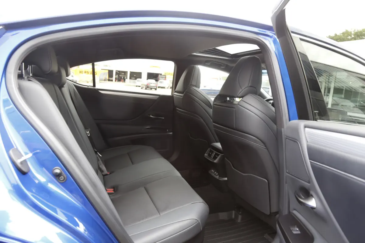F Sport *Lexus fabrieksg.t/m07-2031*Perfect Lexus Onderh.*Schuifdak/ACC/Leder/F-Sport 4x/Keyless Entry+Go/Stoelverw./Memorie/Dodehoek/Camera/LED/DAB/Parkeersens.V+A/19 inch LM*