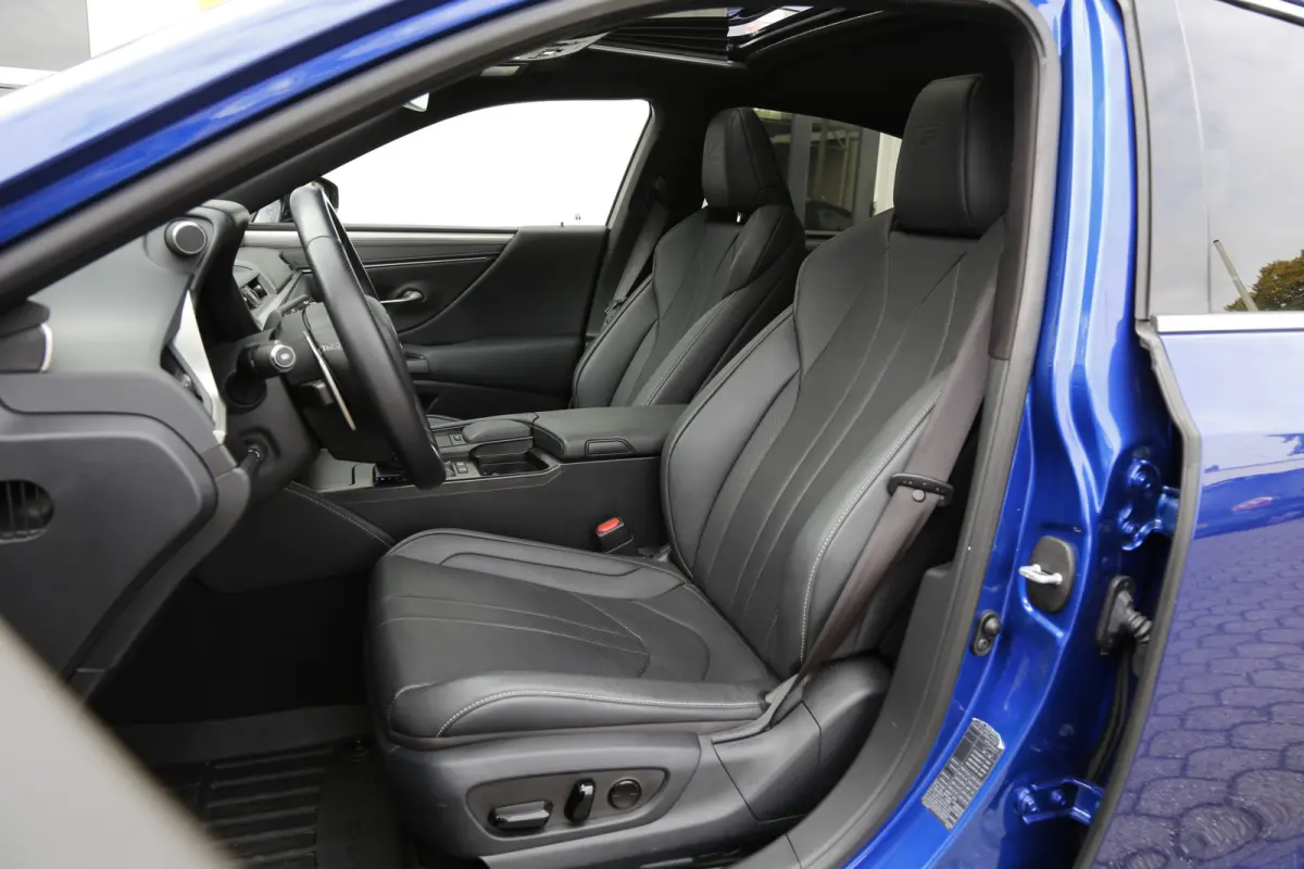 F Sport *Lexus fabrieksg.t/m07-2031*Perfect Lexus Onderh.*Schuifdak/ACC/Leder/F-Sport 4x/Keyless Entry+Go/Stoelverw./Memorie/Dodehoek/Camera/LED/DAB/Parkeersens.V+A/19 inch LM*