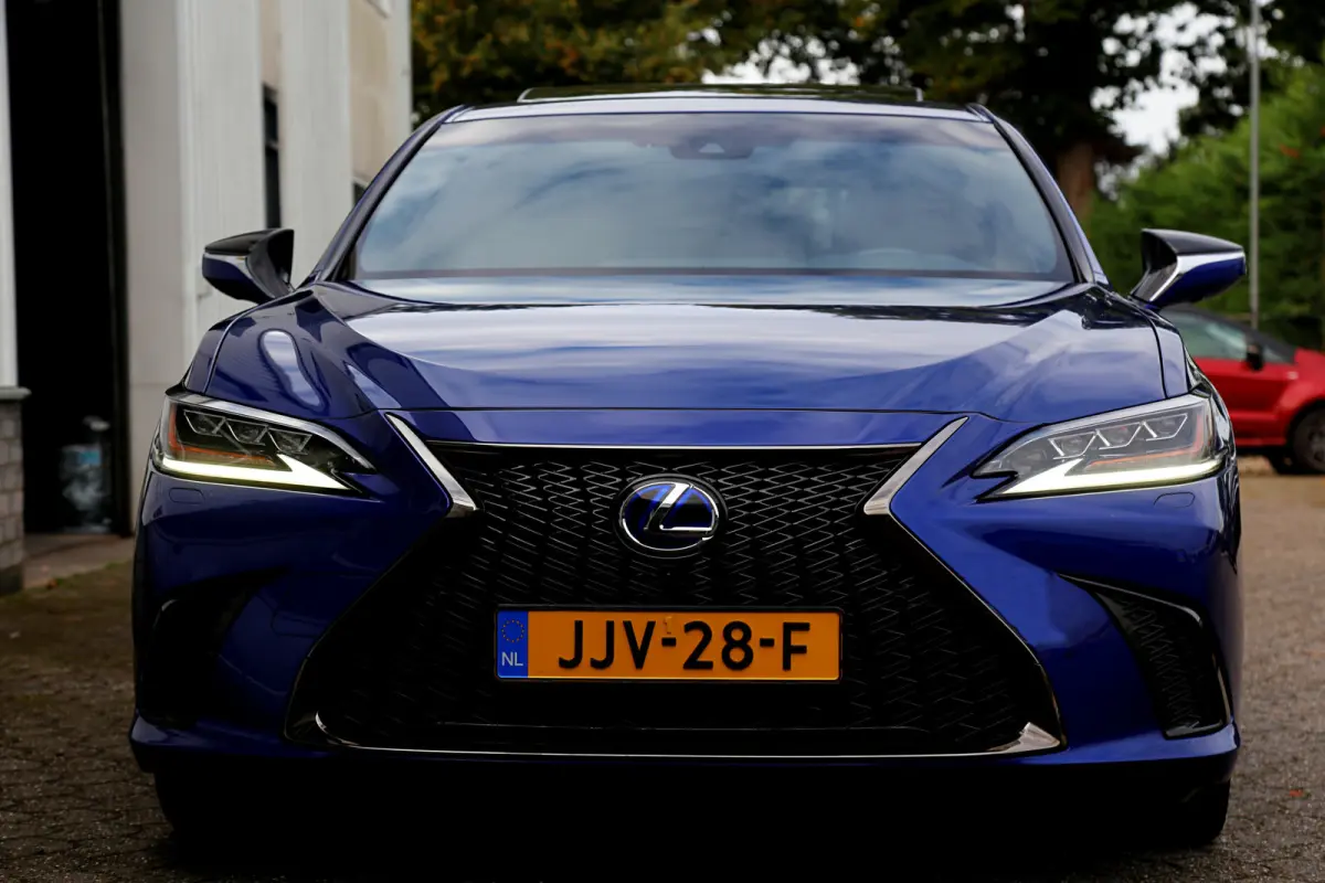F Sport *Lexus fabrieksg.t/m07-2031*Perfect Lexus Onderh.*Schuifdak/ACC/Leder/F-Sport 4x/Keyless Entry+Go/Stoelverw./Memorie/Dodehoek/Camera/LED/DAB/Parkeersens.V+A/19 inch LM*