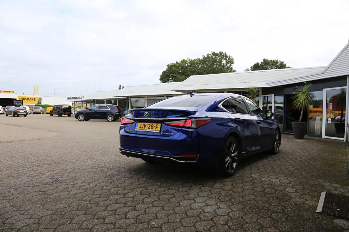 F Sport *Lexus fabrieksg.t/m07-2031*Perfect Lexus Onderh.*Schuifdak/ACC/Leder/F-Sport 4x/Keyless Entry+Go/Stoelverw./Memorie/Dodehoek/Camera/LED/DAB/Parkeersens.V+A/19 inch LM*