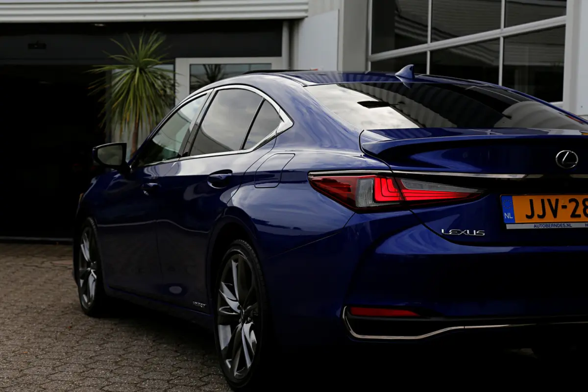 F Sport *Lexus fabrieksg.t/m07-2031*Perfect Lexus Onderh.*Schuifdak/ACC/Leder/F-Sport 4x/Keyless Entry+Go/Stoelverw./Memorie/Dodehoek/Camera/LED/DAB/Parkeersens.V+A/19 inch LM*