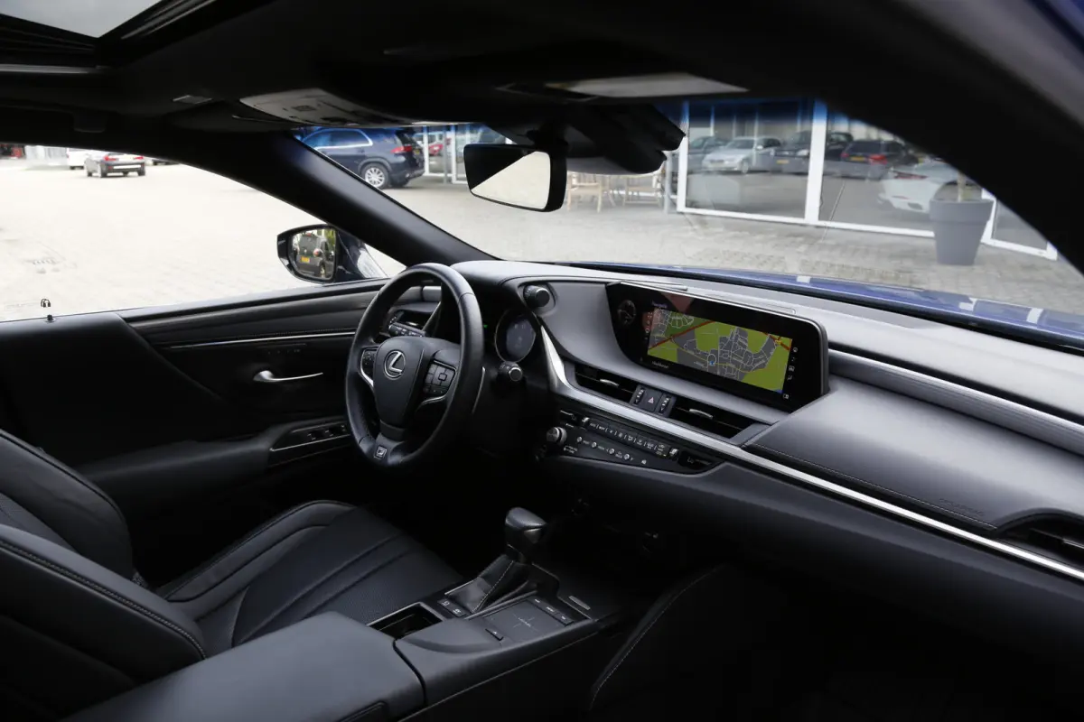 F Sport *Lexus fabrieksg.t/m07-2031*Perfect Lexus Onderh.*Schuifdak/ACC/Leder/F-Sport 4x/Keyless Entry+Go/Stoelverw./Memorie/Dodehoek/Camera/LED/DAB/Parkeersens.V+A/19 inch LM*