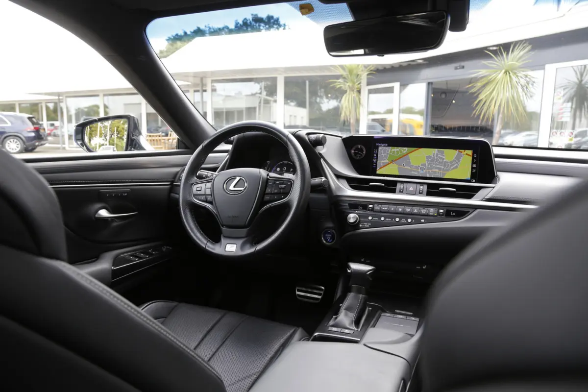 F Sport *Lexus fabrieksg.t/m07-2031*Perfect Lexus Onderh.*Schuifdak/ACC/Leder/F-Sport 4x/Keyless Entry+Go/Stoelverw./Memorie/Dodehoek/Camera/LED/DAB/Parkeersens.V+A/19 inch LM*