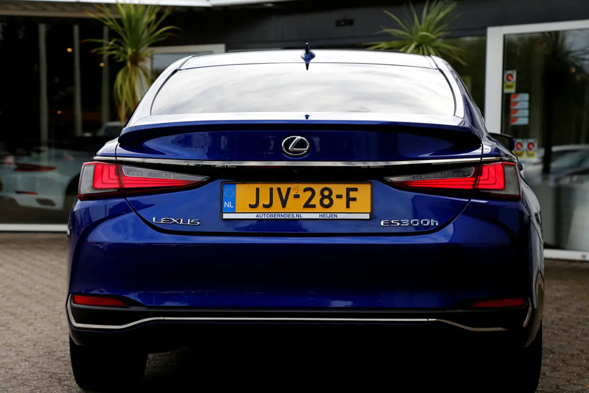 F Sport *Lexus fabrieksg.t/m07-2031*Perfect Lexus Onderh.*Schuifdak/ACC/Leder/F-Sport 4x/Keyless Entry+Go/Stoelverw./Memorie/Dodehoek/Camera/LED/DAB/Parkeersens.V+A/19 inch LM*