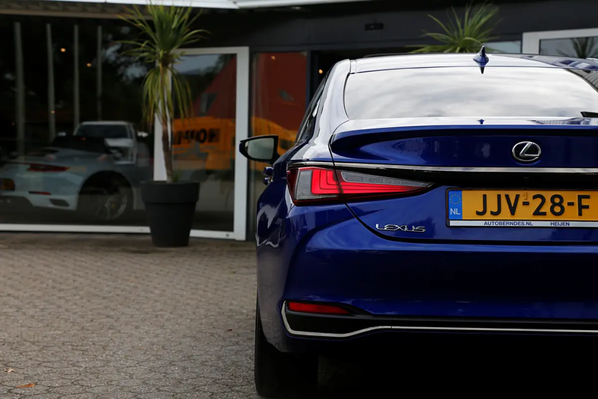 F Sport *Lexus fabrieksg.t/m07-2031*Perfect Lexus Onderh.*Schuifdak/ACC/Leder/F-Sport 4x/Keyless Entry+Go/Stoelverw./Memorie/Dodehoek/Camera/LED/DAB/Parkeersens.V+A/19 inch LM*