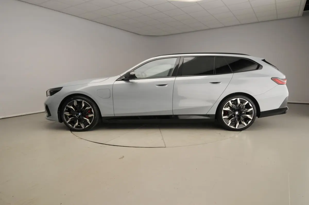550e xDrive | M-Sportpakket | LED | HUD | Active cruise | Elektr. zetels | Keyles go | DAB | Bowers & Wilkins sound | Alu 21 inch