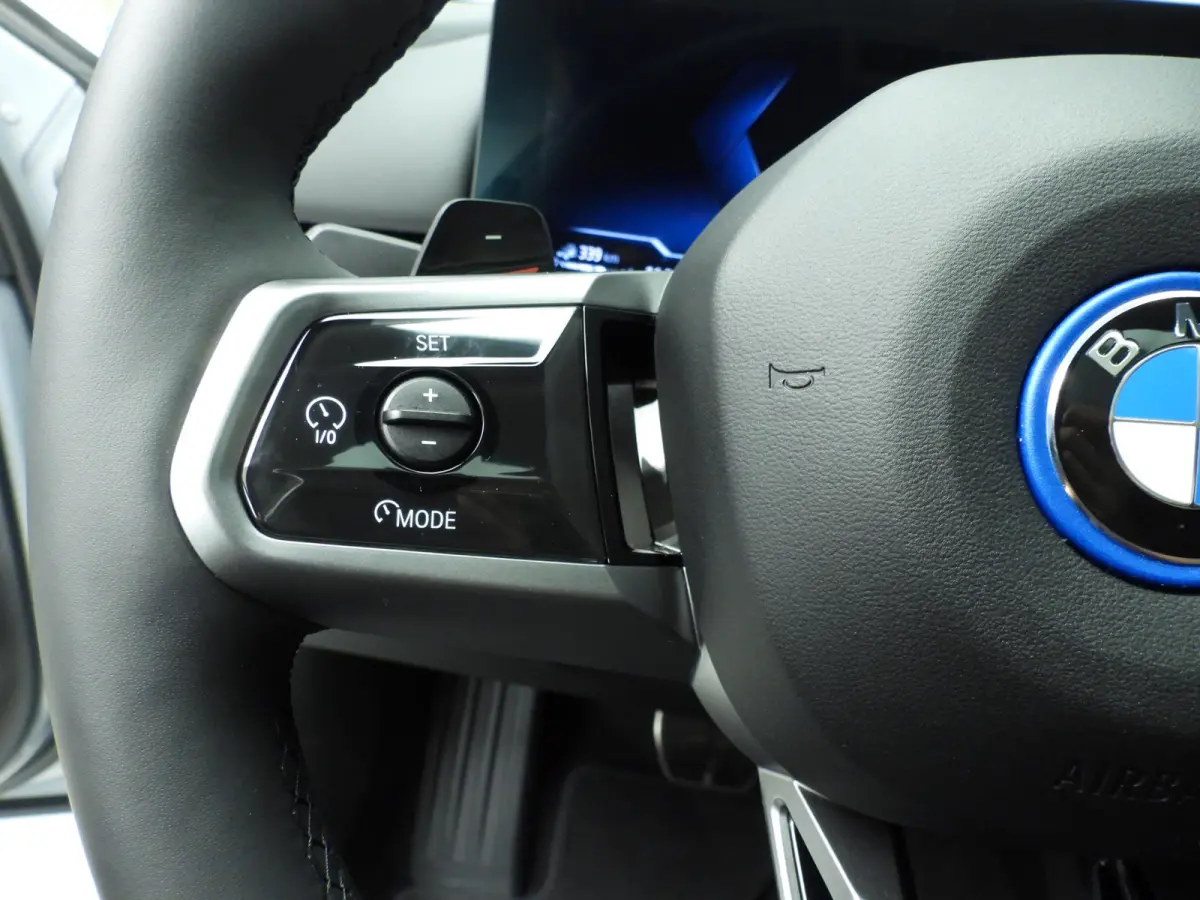 550e xDrive | M-Sportpakket | LED | HUD | Active cruise | Elektr. zetels | Keyles go | DAB | Bowers & Wilkins sound | Alu 21 inch