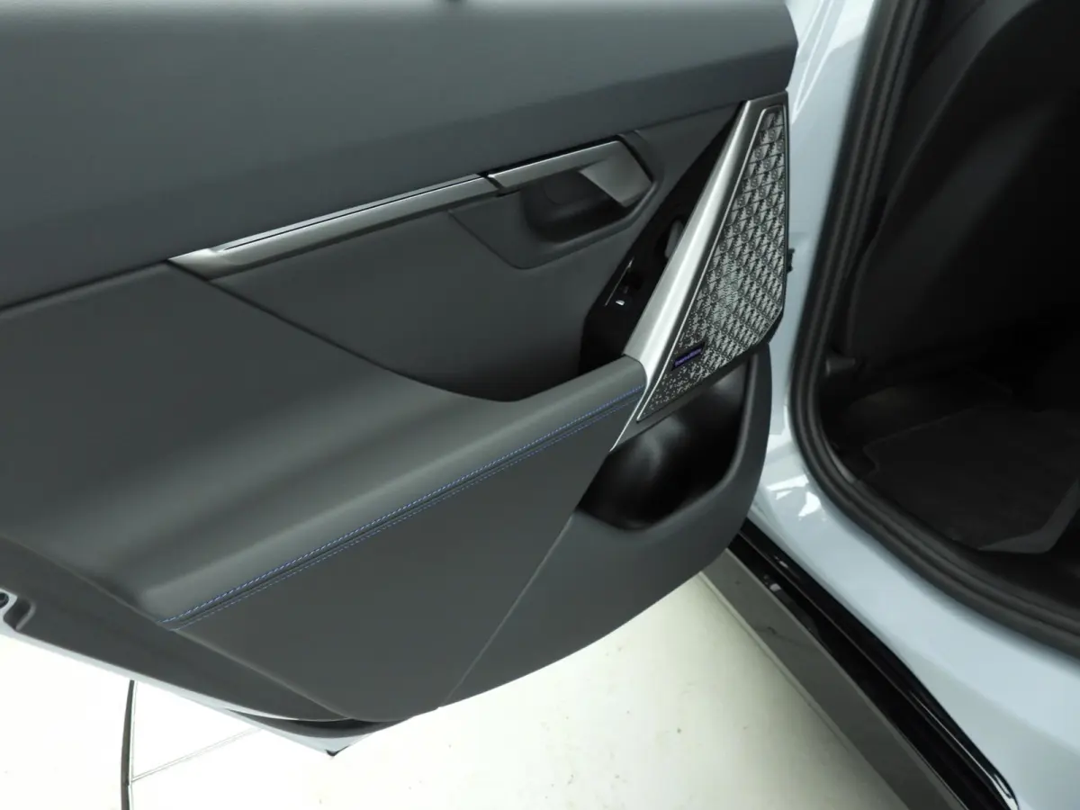 550e xDrive | M-Sportpakket | LED | HUD | Active cruise | Elektr. zetels | Keyles go | DAB | Bowers & Wilkins sound | Alu 21 inch