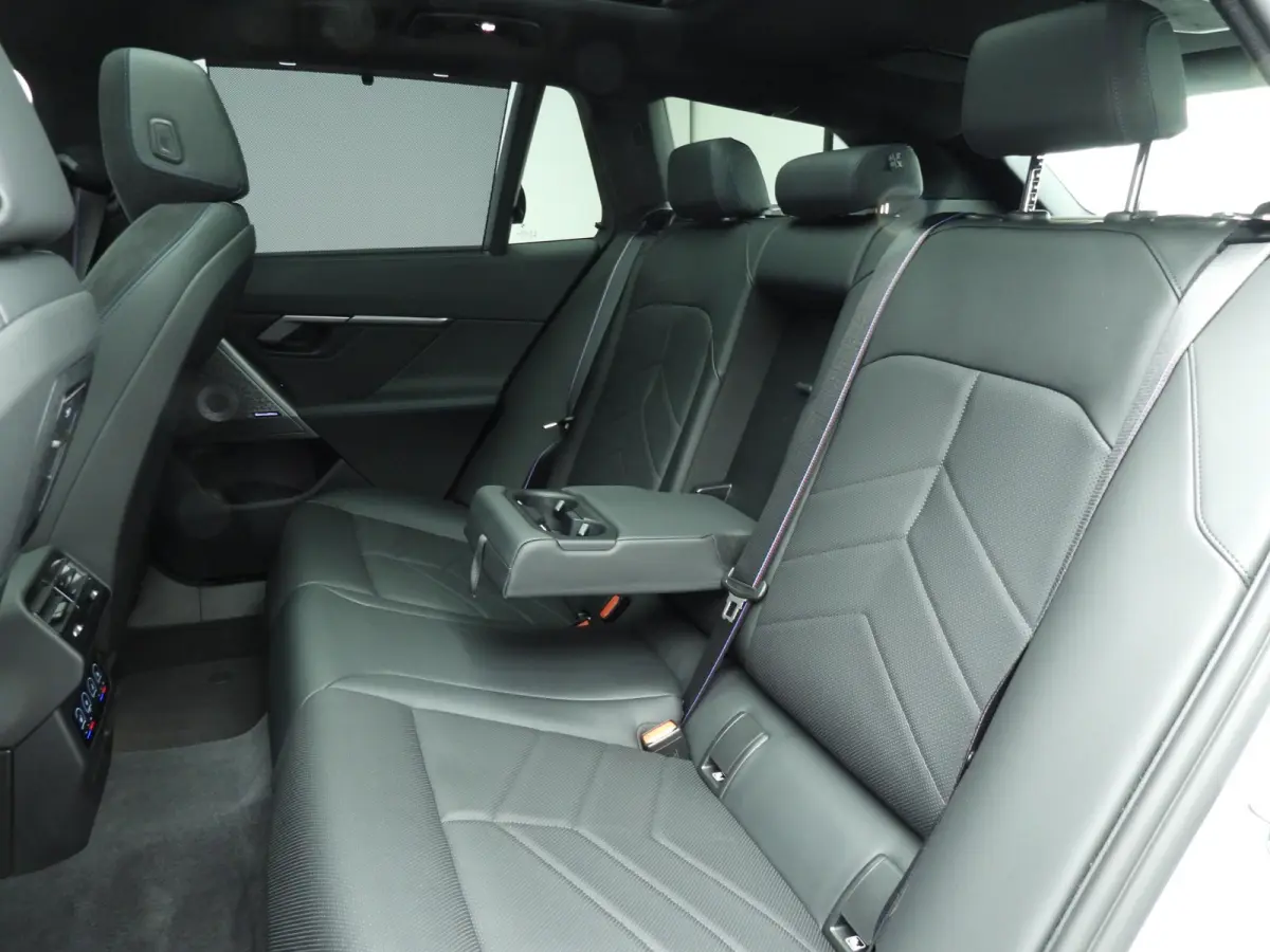 550e xDrive | M-Sportpakket | LED | HUD | Active cruise | Elektr. zetels | Keyles go | DAB | Bowers & Wilkins sound | Alu 21 inch