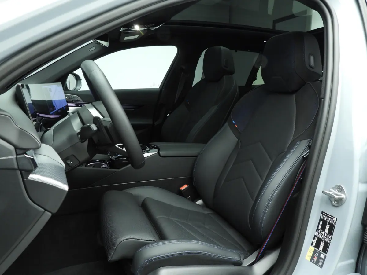 550e xDrive | M-Sportpakket | LED | HUD | Active cruise | Elektr. zetels | Keyles go | DAB | Bowers & Wilkins sound | Alu 21 inch