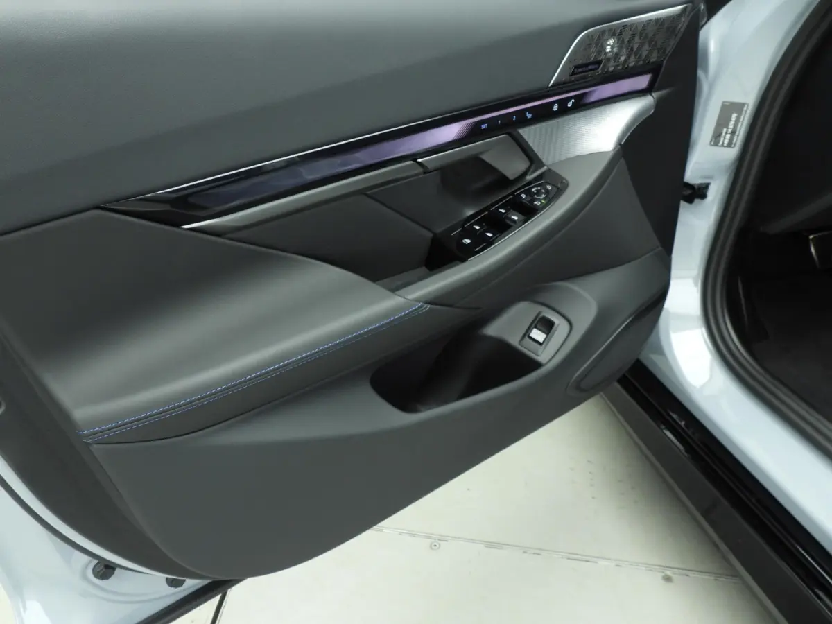 550e xDrive | M-Sportpakket | LED | HUD | Active cruise | Elektr. zetels | Keyles go | DAB | Bowers & Wilkins sound | Alu 21 inch
