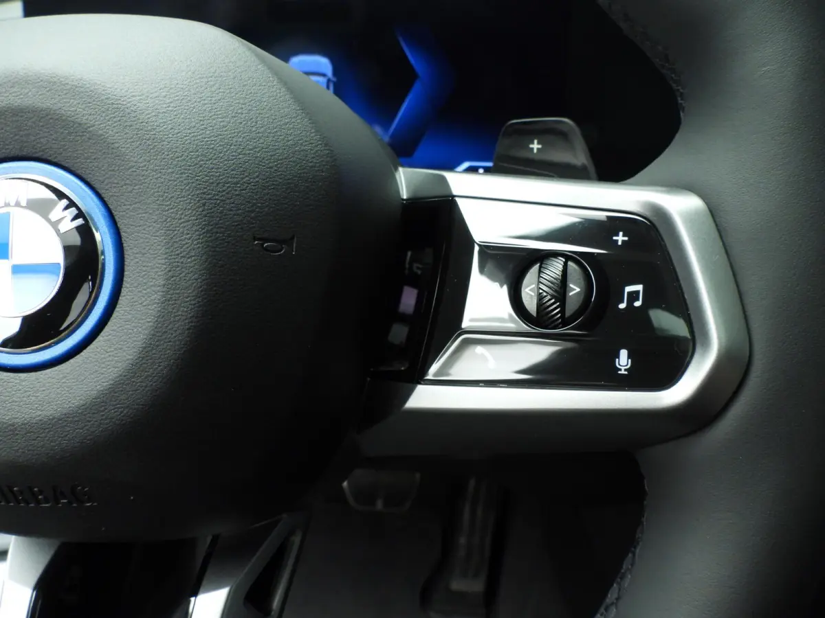 550e xDrive | M-Sportpakket | LED | HUD | Active cruise | Elektr. zetels | Keyles go | DAB | Bowers & Wilkins sound | Alu 21 inch
