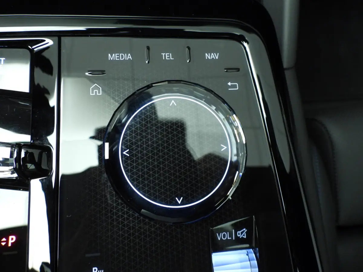 550e xDrive | M-Sportpakket | LED | HUD | Active cruise | Elektr. zetels | Keyles go | DAB | Bowers & Wilkins sound | Alu 21 inch