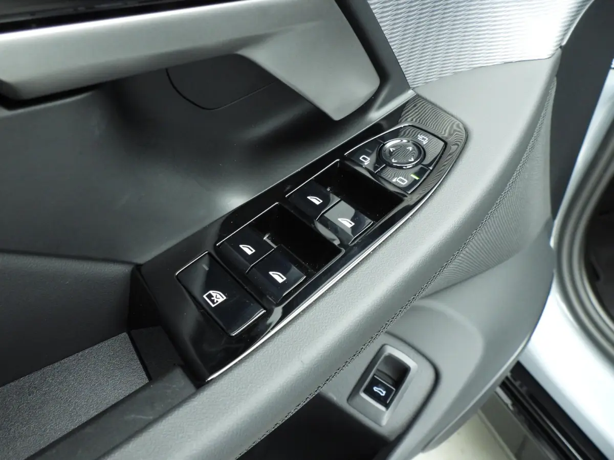 550e xDrive | M-Sportpakket | LED | HUD | Active cruise | Elektr. zetels | Keyles go | DAB | Bowers & Wilkins sound | Alu 21 inch