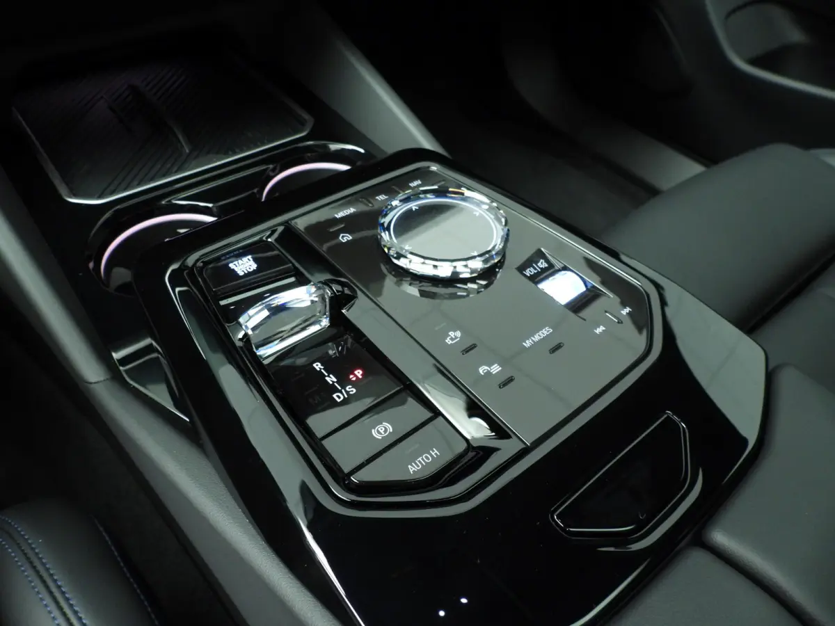 550e xDrive | M-Sportpakket | LED | HUD | Active cruise | Elektr. zetels | Keyles go | DAB | Bowers & Wilkins sound | Alu 21 inch