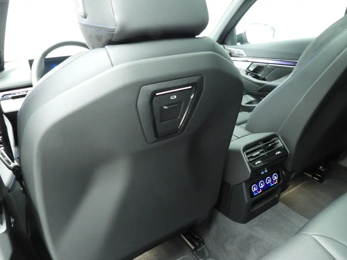 550e xDrive | M-Sportpakket | LED | HUD | Active cruise | Elektr. zetels | Keyles go | DAB | Bowers & Wilkins sound | Alu 21 inch
