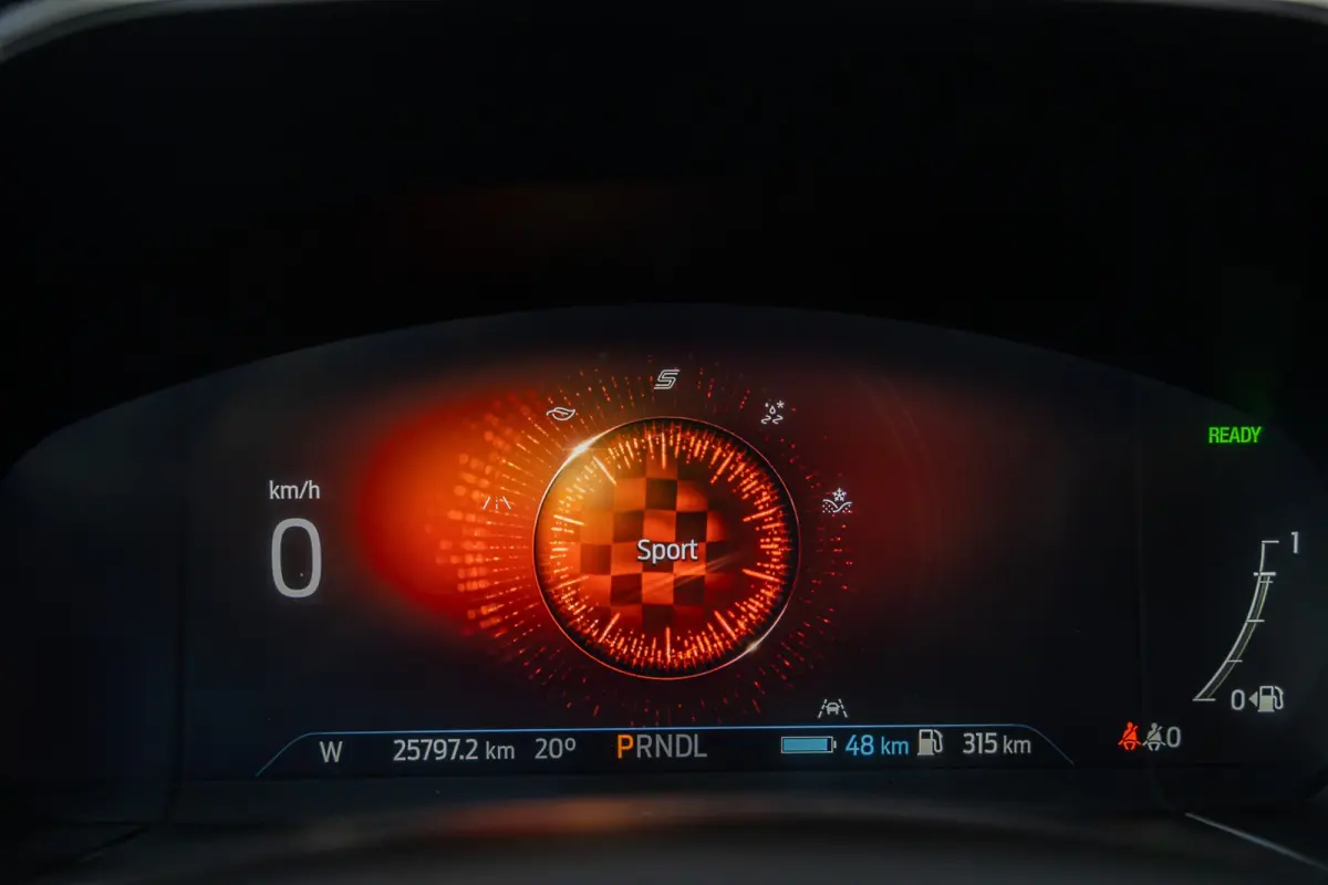 2.5 PHEV Titanium | Winter-pack | Camera | Apple carplay / andriod auto | Standkachel | Navigatie incl. bluetooth