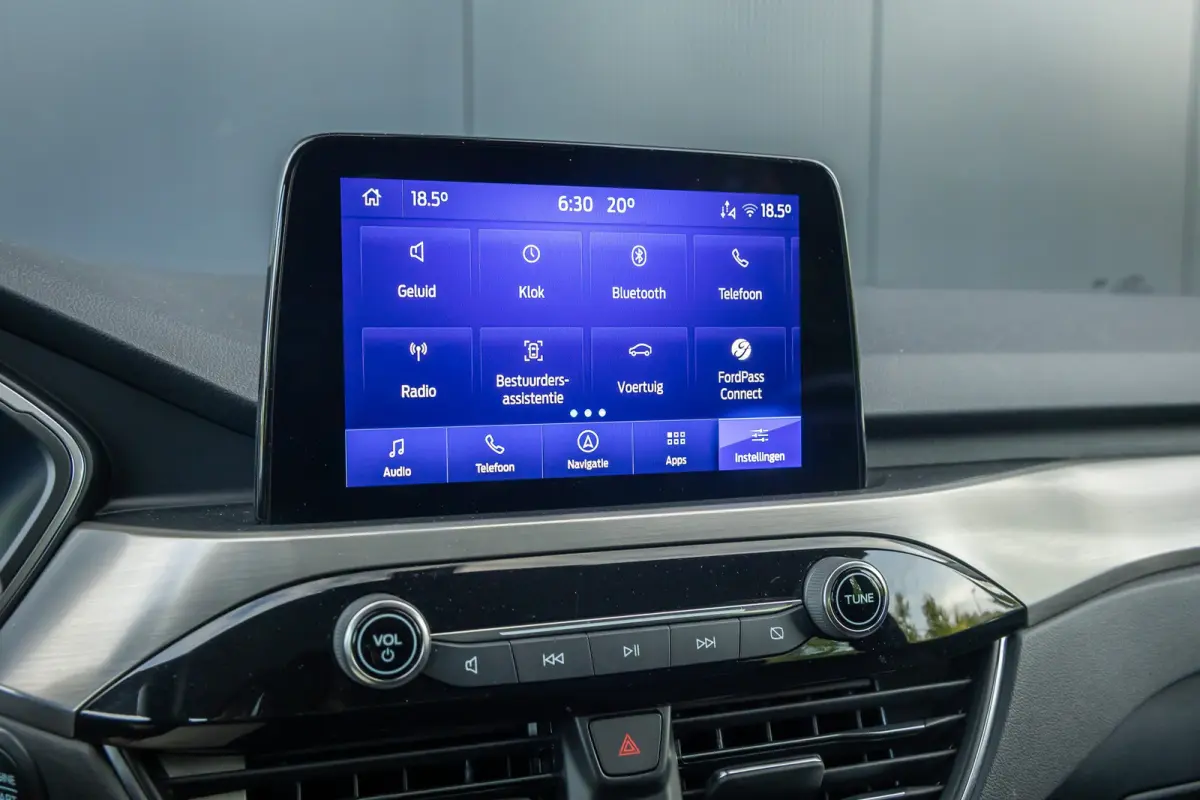 2.5 PHEV Titanium | Winter-pack | Camera | Apple carplay / andriod auto | Standkachel | Navigatie incl. bluetooth