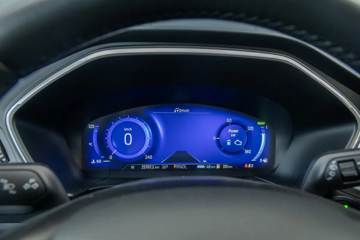 2.5 PHEV Titanium | Winter-pack | Camera | Apple carplay / andriod auto | Standkachel | Navigatie incl. bluetooth