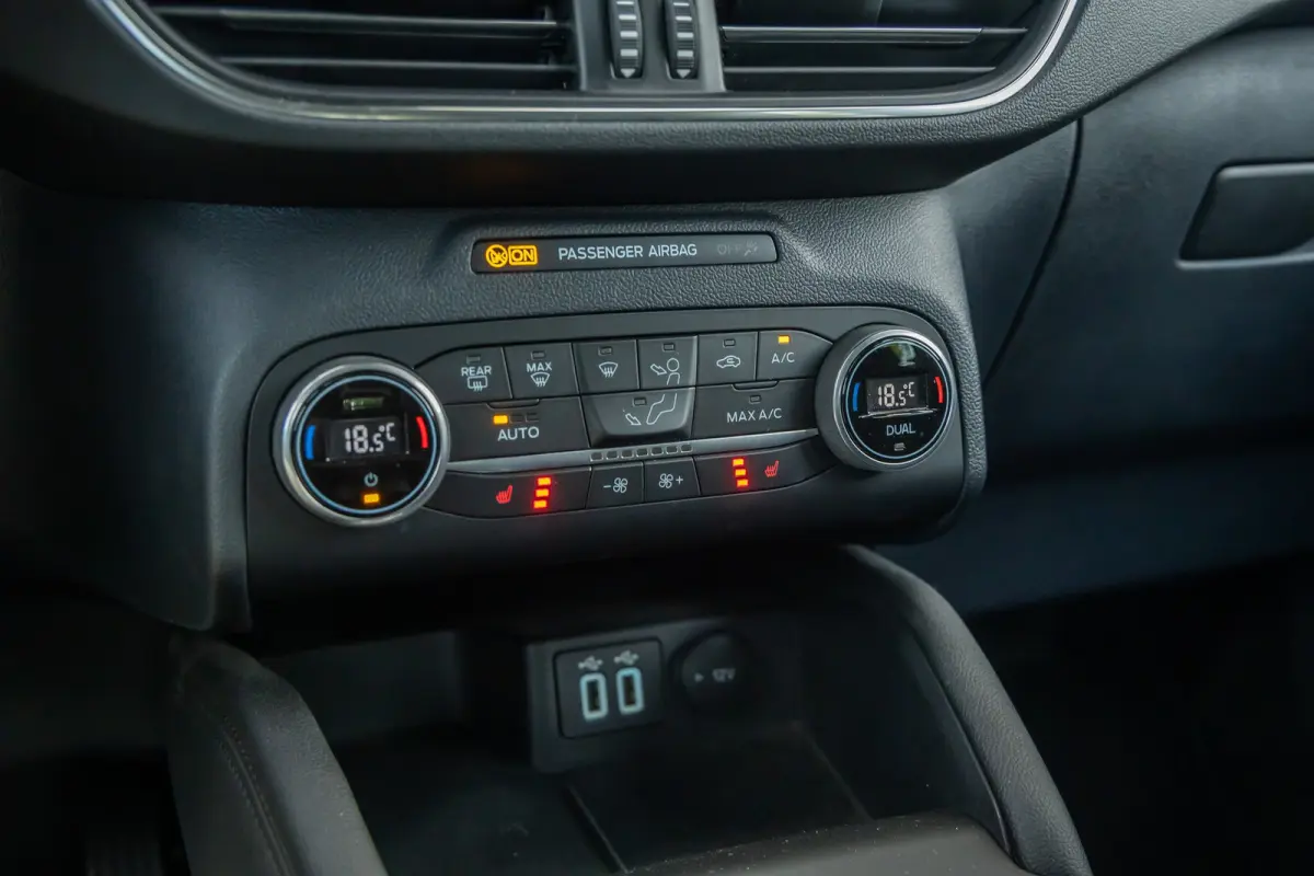 2.5 PHEV Titanium | Winter-pack | Camera | Apple carplay / andriod auto | Standkachel | Navigatie incl. bluetooth
