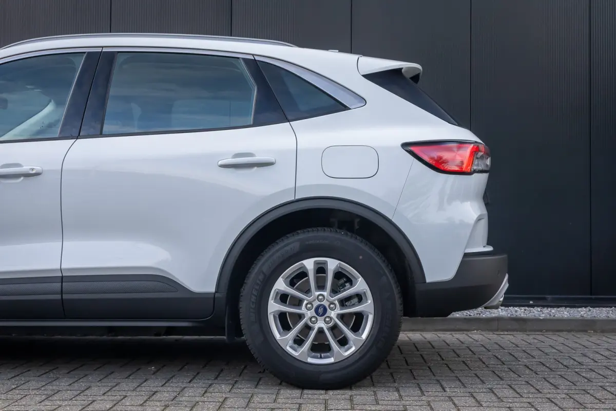 2.5 PHEV Titanium | Winter-pack | Camera | Apple carplay / andriod auto | Standkachel | Navigatie incl. bluetooth