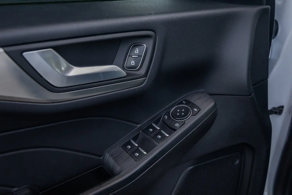 2.5 PHEV Titanium | Winter-pack | Camera | Apple carplay / andriod auto | Standkachel | Navigatie incl. bluetooth