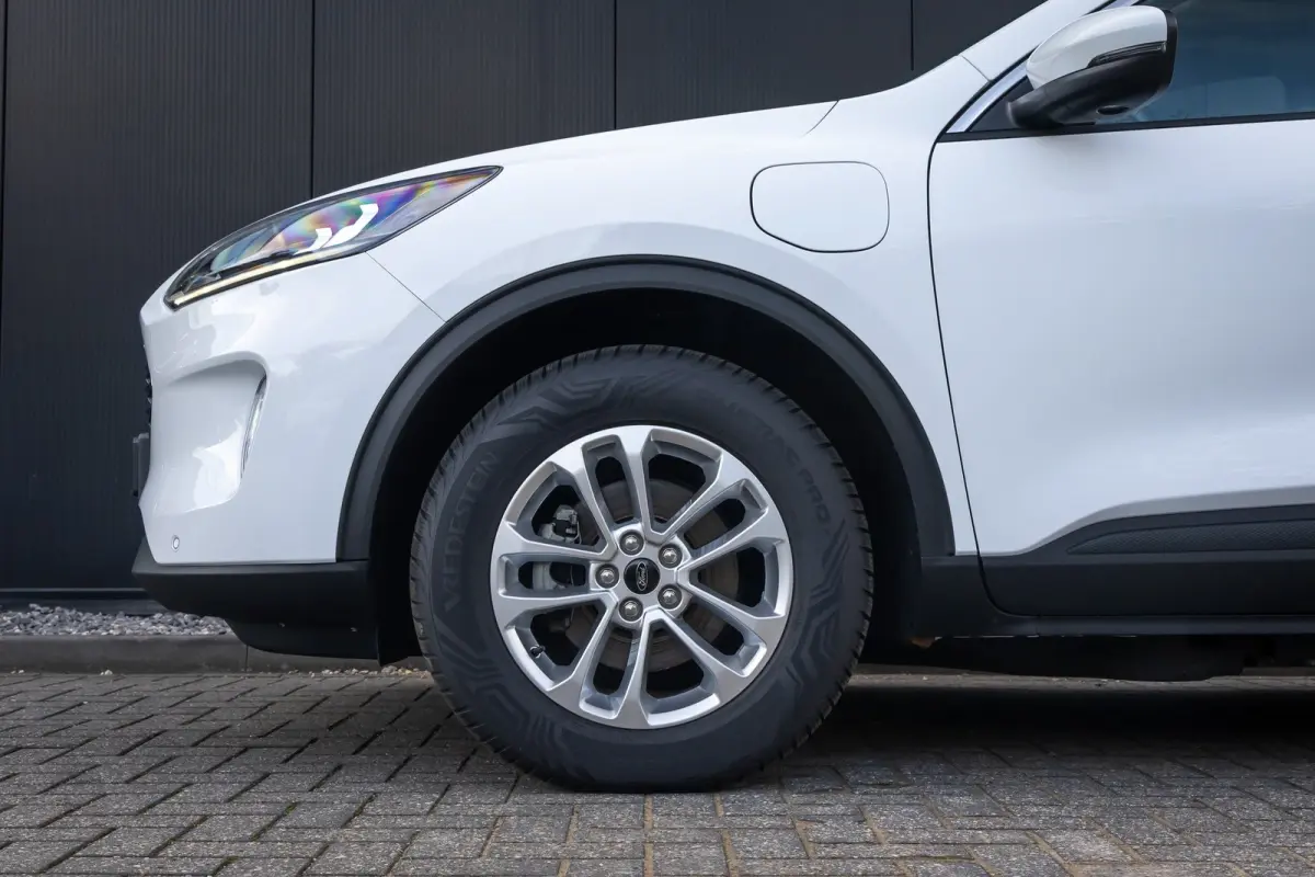 2.5 PHEV Titanium | Winter-pack | Camera | Apple carplay / andriod auto | Standkachel | Navigatie incl. bluetooth