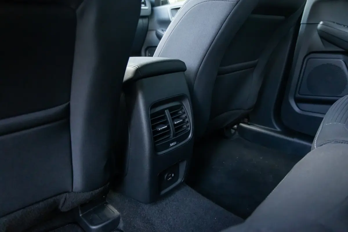 2.5 PHEV Titanium | Winter-pack | Camera | Apple carplay / andriod auto | Standkachel | Navigatie incl. bluetooth