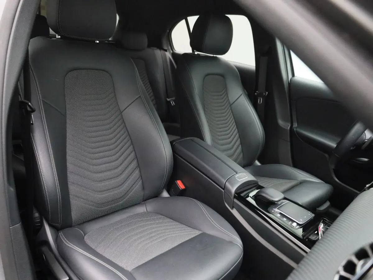 180 Business Solution | Automaat | Navigatie | Achteruitrijcamera | Stoelverwarming | Wide Screen Virtual Cockpit | Cruise Control | Climate Control | Parkeersensoren | Bluetooth | LED | Led