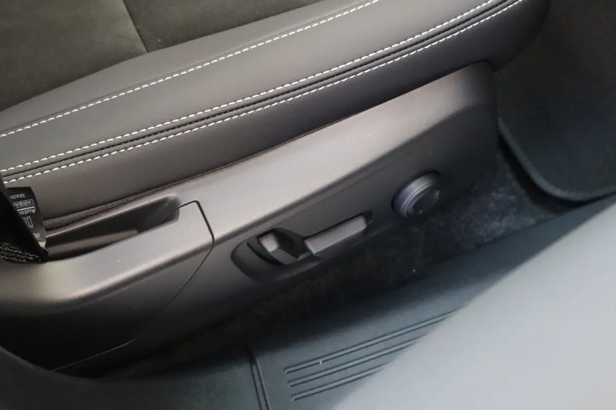 Extended Range 252PK Ultra Europa 82 kWh | Achterbank verwarmd | Apple Carplay/Android Auto|telefoonintegratie premium | Draadloze telefoonlader