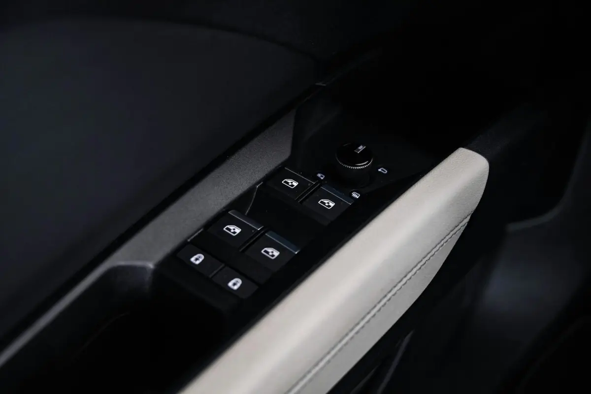 40 Advanced edition 77 kWh Panoramadak - Comfortpakket plus - Assistentiepakket plus - Veiligheidspakket plus - Sonos premium soundsystem - Stoelverwarming voorin - Lane departure warning -