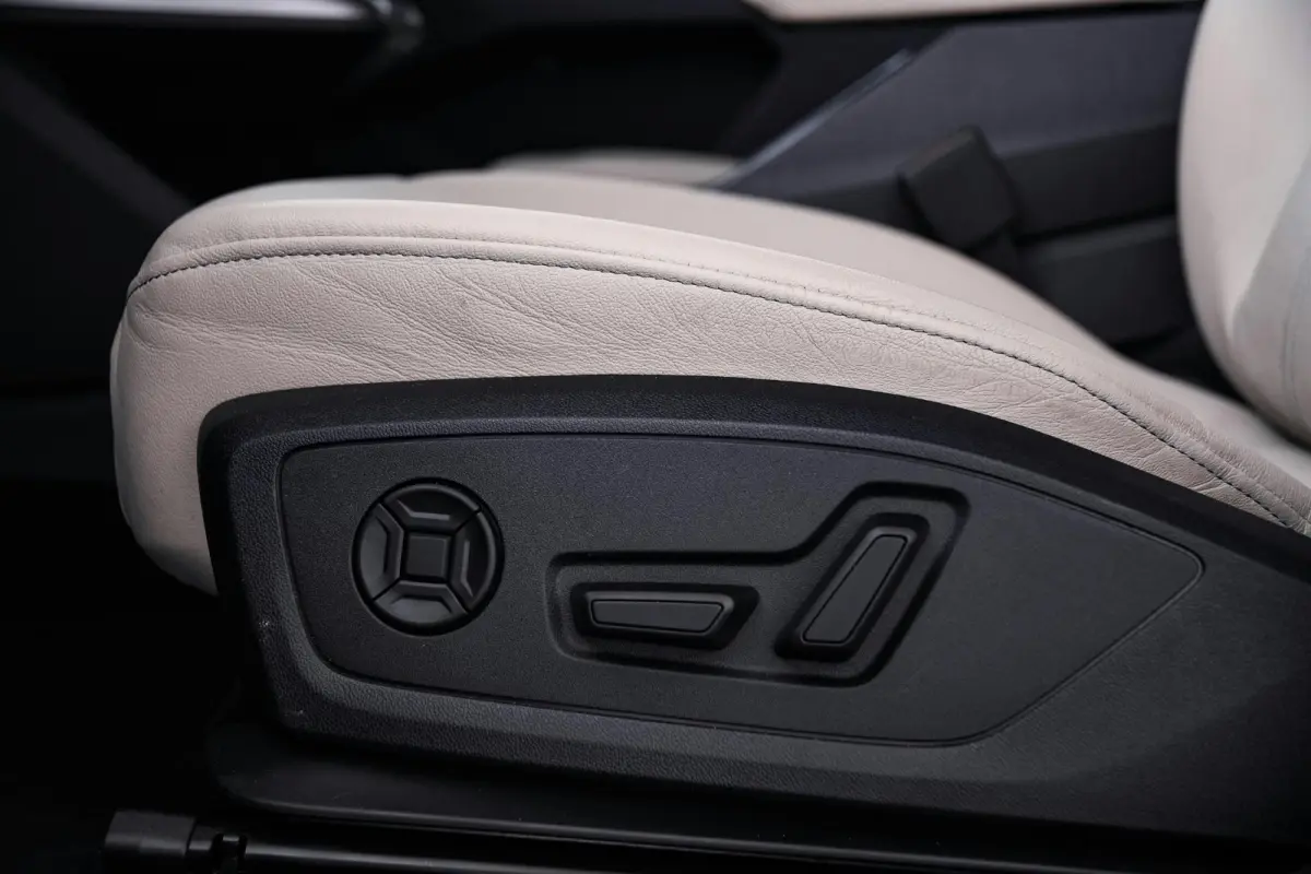 40 Advanced edition 77 kWh Panoramadak - Comfortpakket plus - Assistentiepakket plus - Veiligheidspakket plus - Sonos premium soundsystem - Stoelverwarming voorin - Lane departure warning -