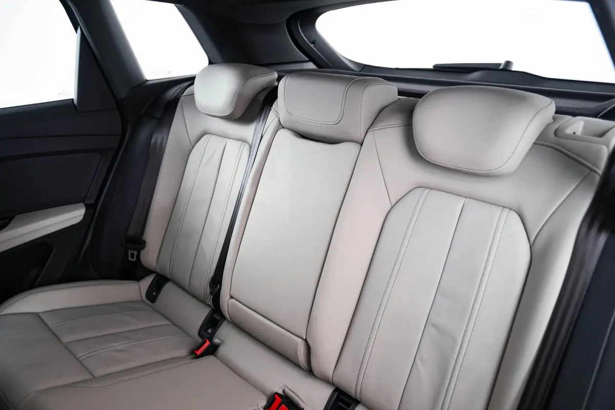 40 Advanced edition 77 kWh Panoramadak - Comfortpakket plus - Assistentiepakket plus - Veiligheidspakket plus - Sonos premium soundsystem - Stoelverwarming voorin - Lane departure warning -