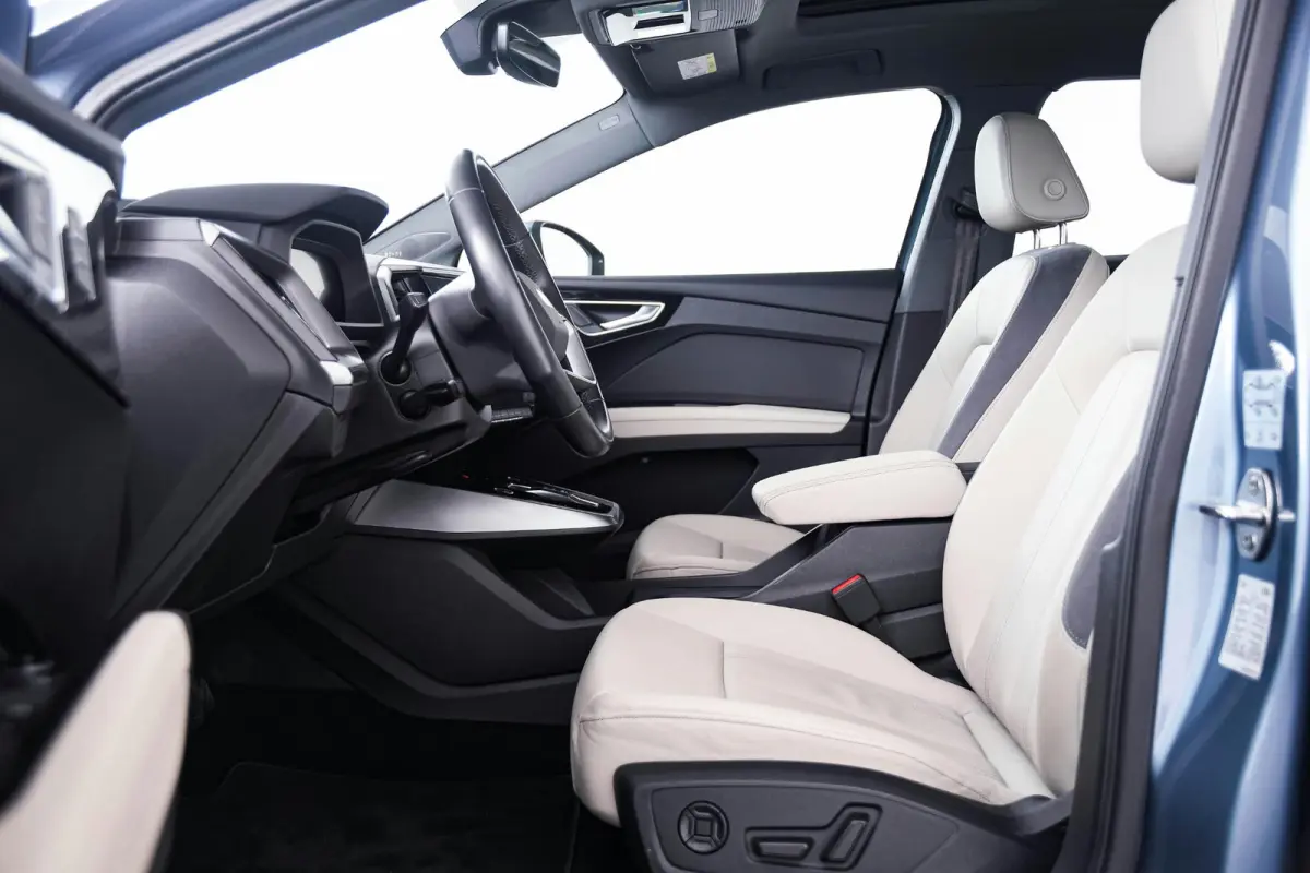 40 Advanced edition 77 kWh Panoramadak - Comfortpakket plus - Assistentiepakket plus - Veiligheidspakket plus - Sonos premium soundsystem - Stoelverwarming voorin - Lane departure warning -