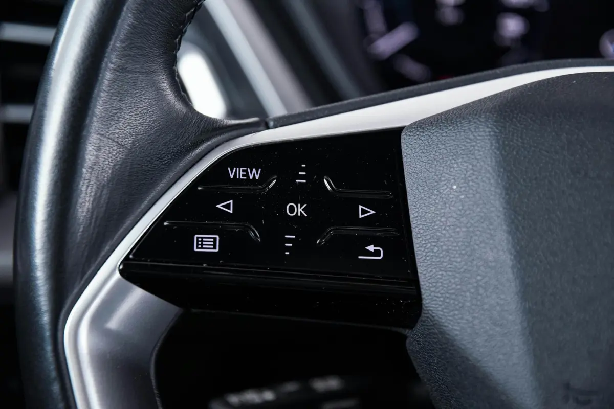 40 Advanced edition 77 kWh Panoramadak - Comfortpakket plus - Assistentiepakket plus - Veiligheidspakket plus - Sonos premium soundsystem - Stoelverwarming voorin - Lane departure warning -