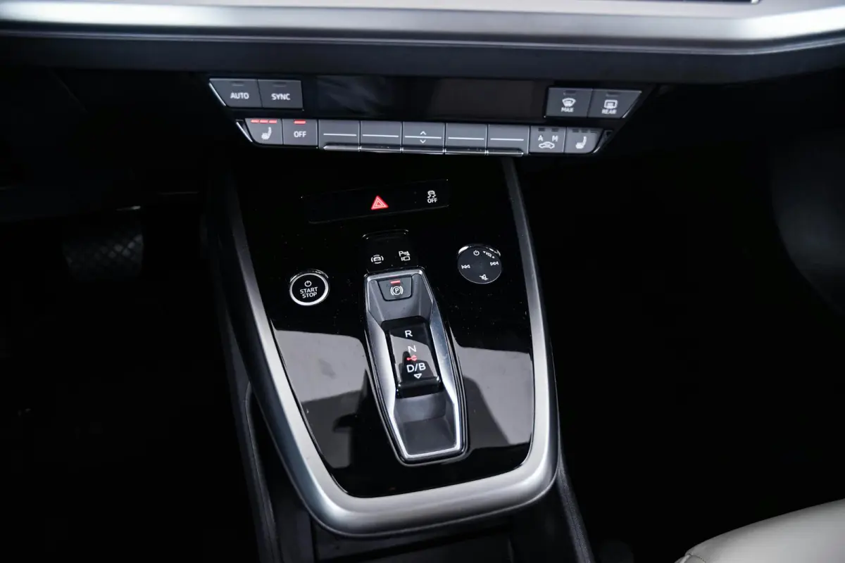40 Advanced edition 77 kWh Panoramadak - Comfortpakket plus - Assistentiepakket plus - Veiligheidspakket plus - Sonos premium soundsystem - Stoelverwarming voorin - Lane departure warning -