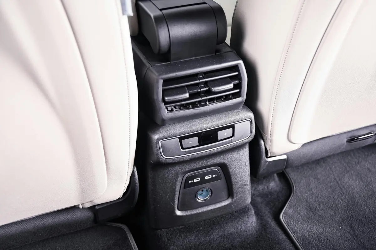 40 Advanced edition 77 kWh Panoramadak - Comfortpakket plus - Assistentiepakket plus - Veiligheidspakket plus - Sonos premium soundsystem - Stoelverwarming voorin - Lane departure warning -