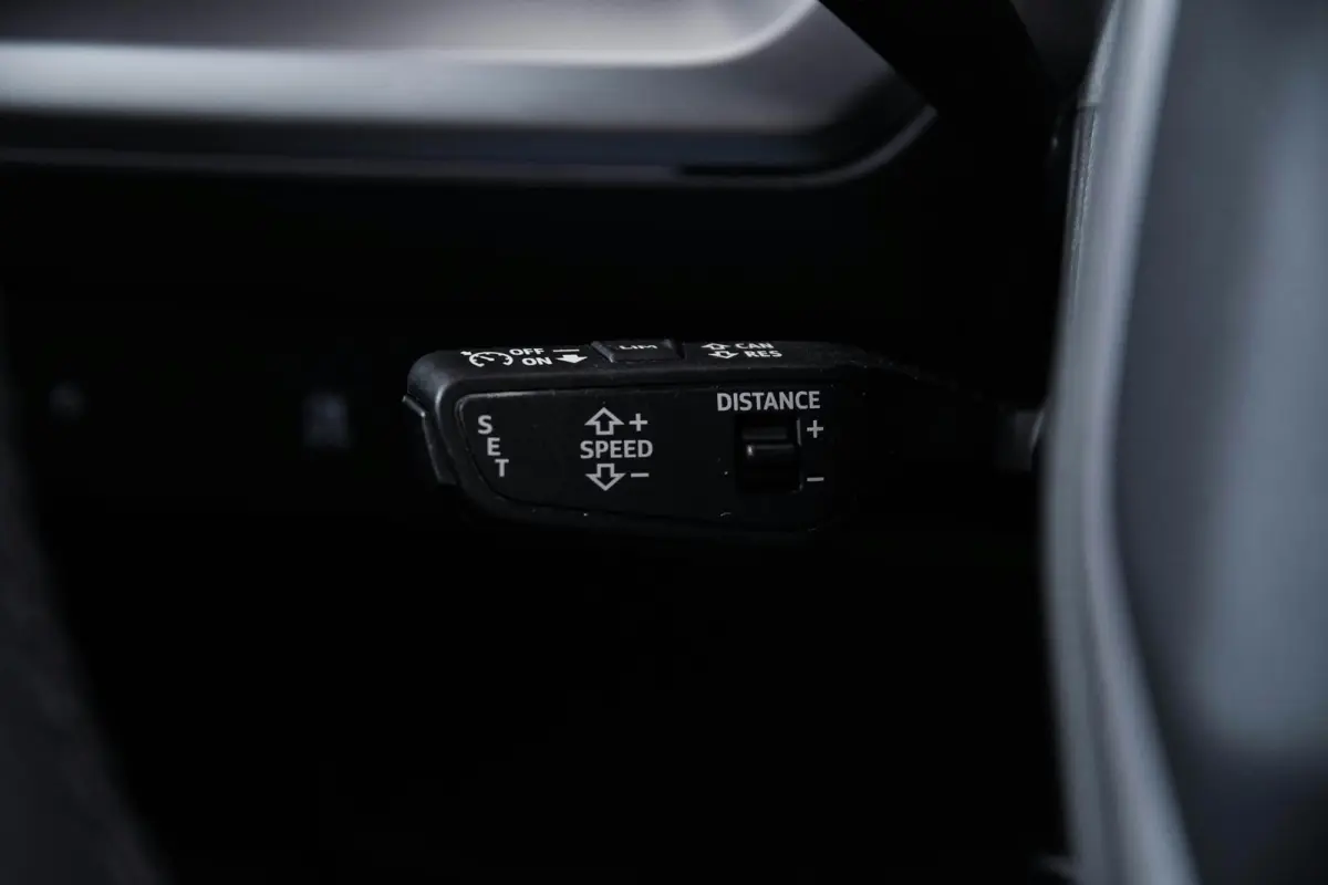 40 Advanced edition 77 kWh Panoramadak - Comfortpakket plus - Assistentiepakket plus - Veiligheidspakket plus - Sonos premium soundsystem - Stoelverwarming voorin - Lane departure warning -